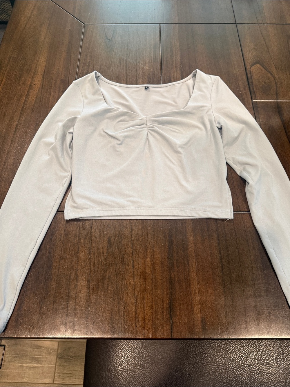 Women's Light Gray Long-Sleeve Scoop Neck Crop Top